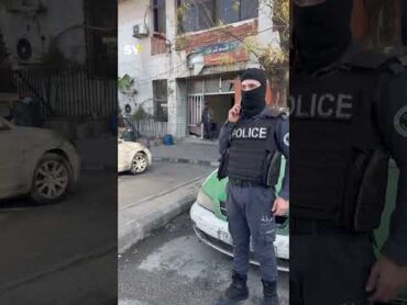 من امام قسم القصاع في دمشق شرطة سوريا الجديدة بزيهم الرسمي