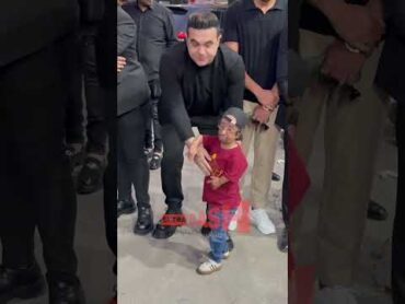 مش قادرين يصـ ـلبوا طولهم .. انهيار محمود الليثي وعمر كمال والرقاصة بوسي في عزاء احمد عامر