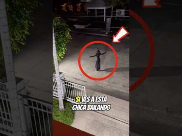 Una chica bailando en la calle por la noche 😳😱