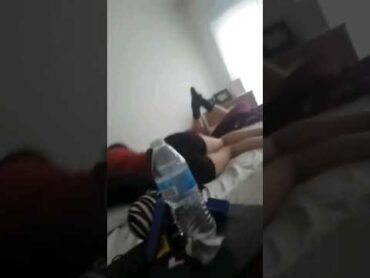 قاعد اصور اختي وهي نايمه