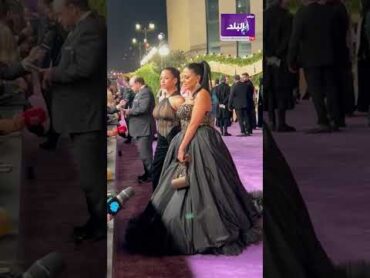 رانيا يوسف بفستان مكشوف مع بنتها في حفل joy awards