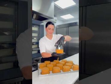 حلى شيز كيك بانوفي يقدم بالمقلوب مع مطرقة حبت زبونة تقدمه لزوارها بعد ولادتها من أول مولود ♥️