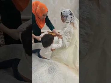 شوف ابن العروس شلون يبجس ميريد امة تزوج وتعوفة يم ابوها 😭🥺