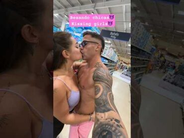 Besando chicas😈Kissing girls beach prank tulumvibes love magic