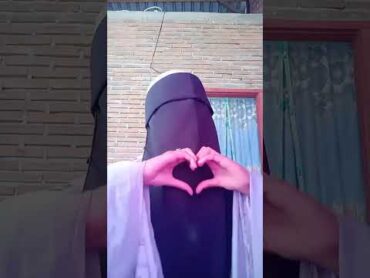Cadar baru nih gimana pake cadar yg ini soalnya kaya burqa..😊😅