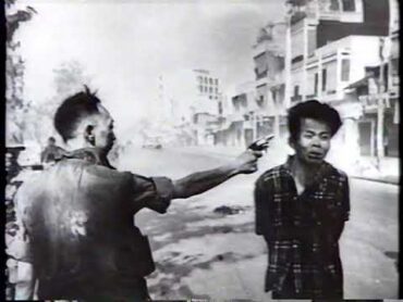 閲覧注意　解放戦線の兵士が路上で処刑される（NHK映像の世紀）