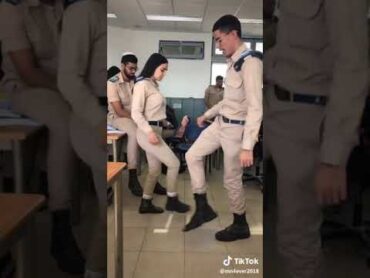 مجنده إسرائيلية تحمل جندي