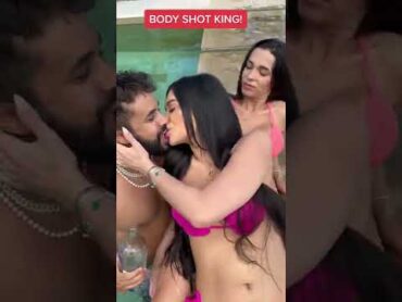 How many girls kissing in row shortsvideo kissing