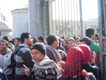 طلاب الإخوان يكسرون قفل الباب الرئيسي لجامعة القاهرة