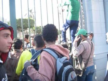 طلاب الإخوان يكسرون قفل الباب الرئيسي لجامعة القاهرة1