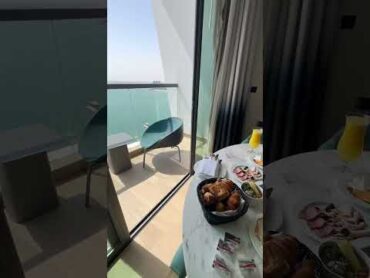 مع مين بتروح على هيك فندق ؟!